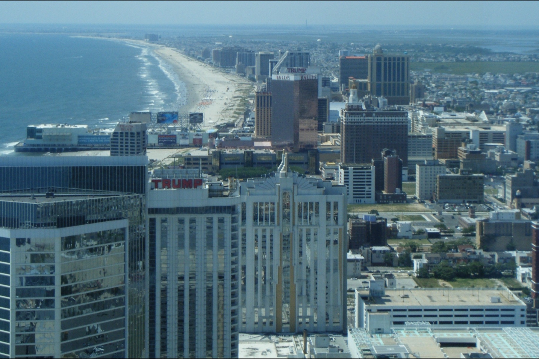 新泽西州Atlantic City海岸、Boardwalk沿线酒店与城市天际线实景