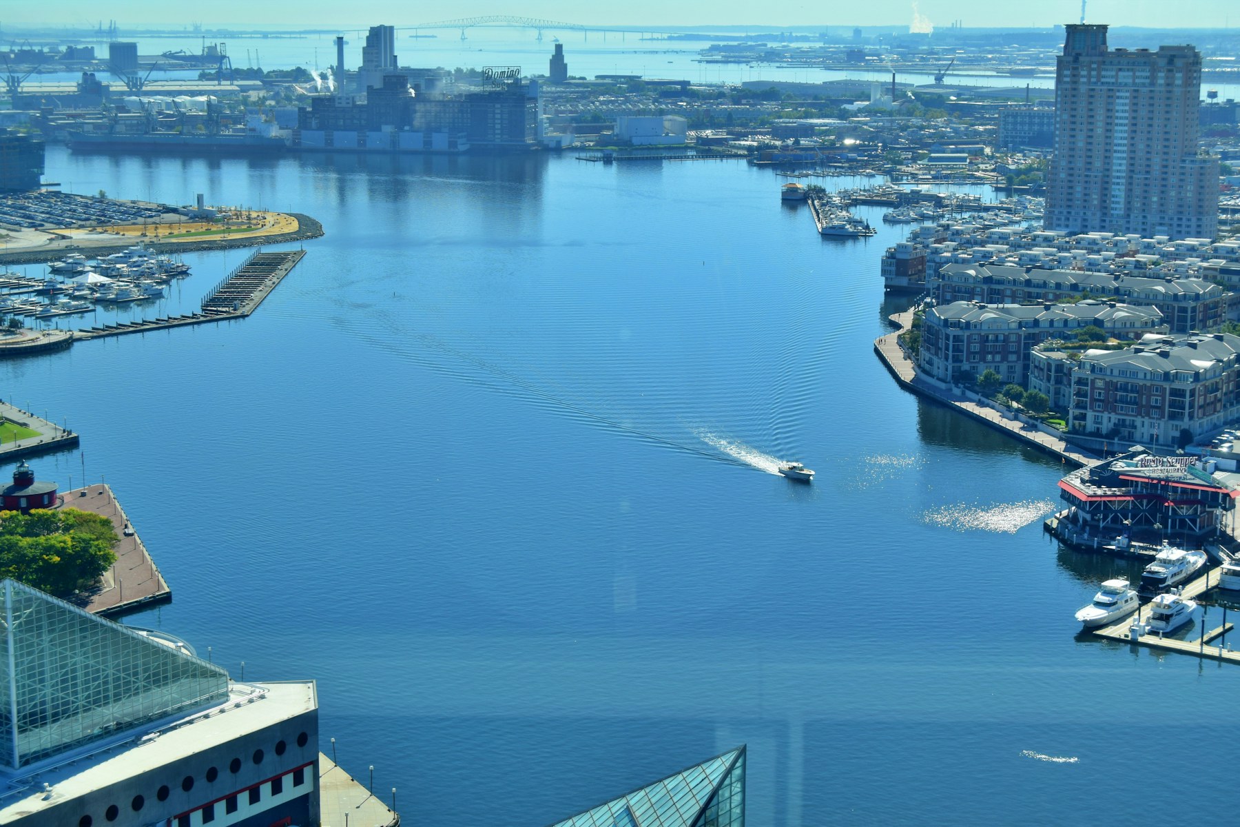 巴尔的摩Inner Harbor港湾、码头、游船与城市建筑航拍实景