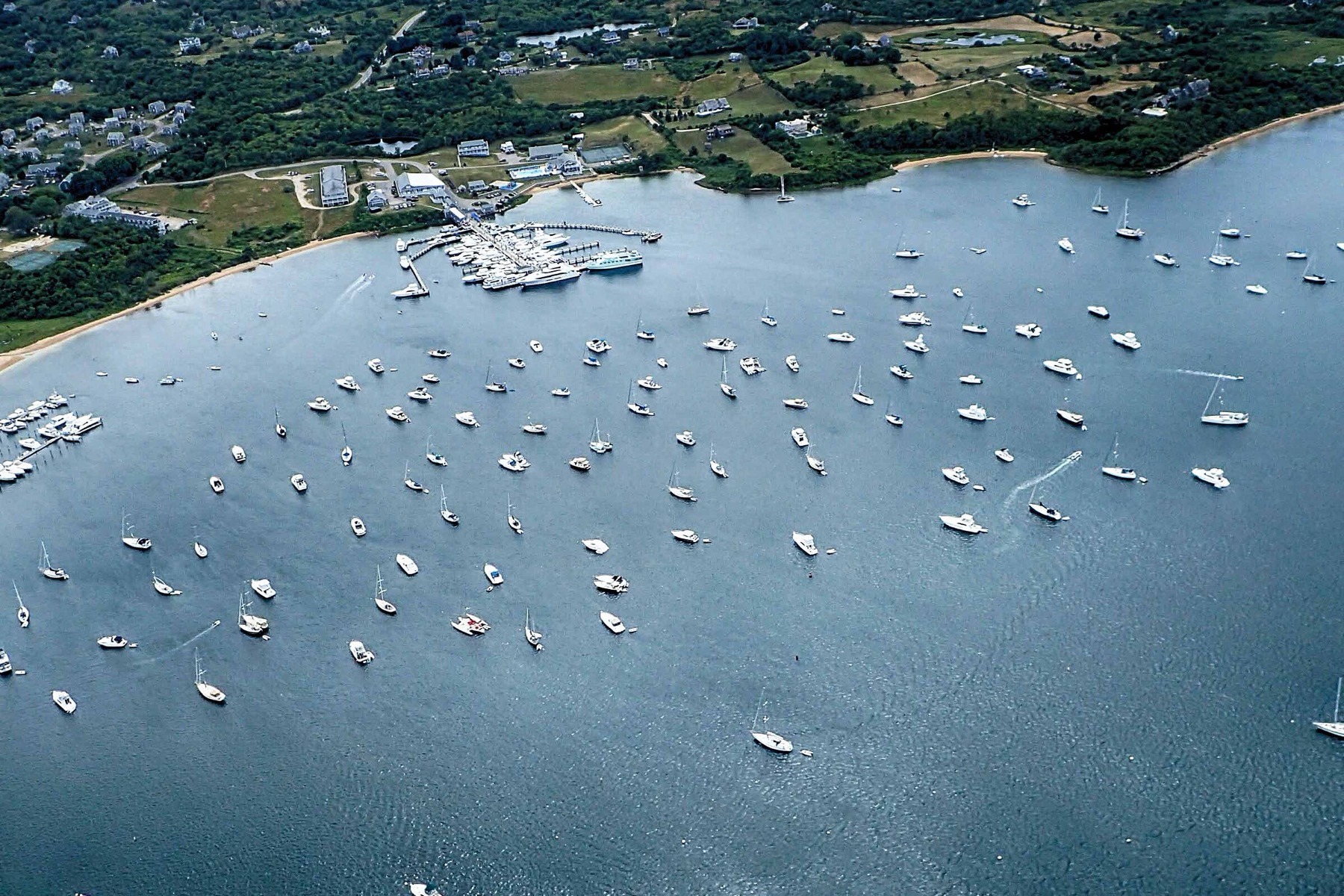 罗得岛州Block Island的Old Harbor海港、轮渡码头与临海建筑实景