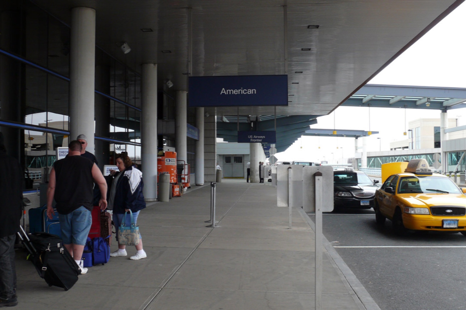 康涅狄格州Bradley International Airport航站楼路边旅客与行李实景