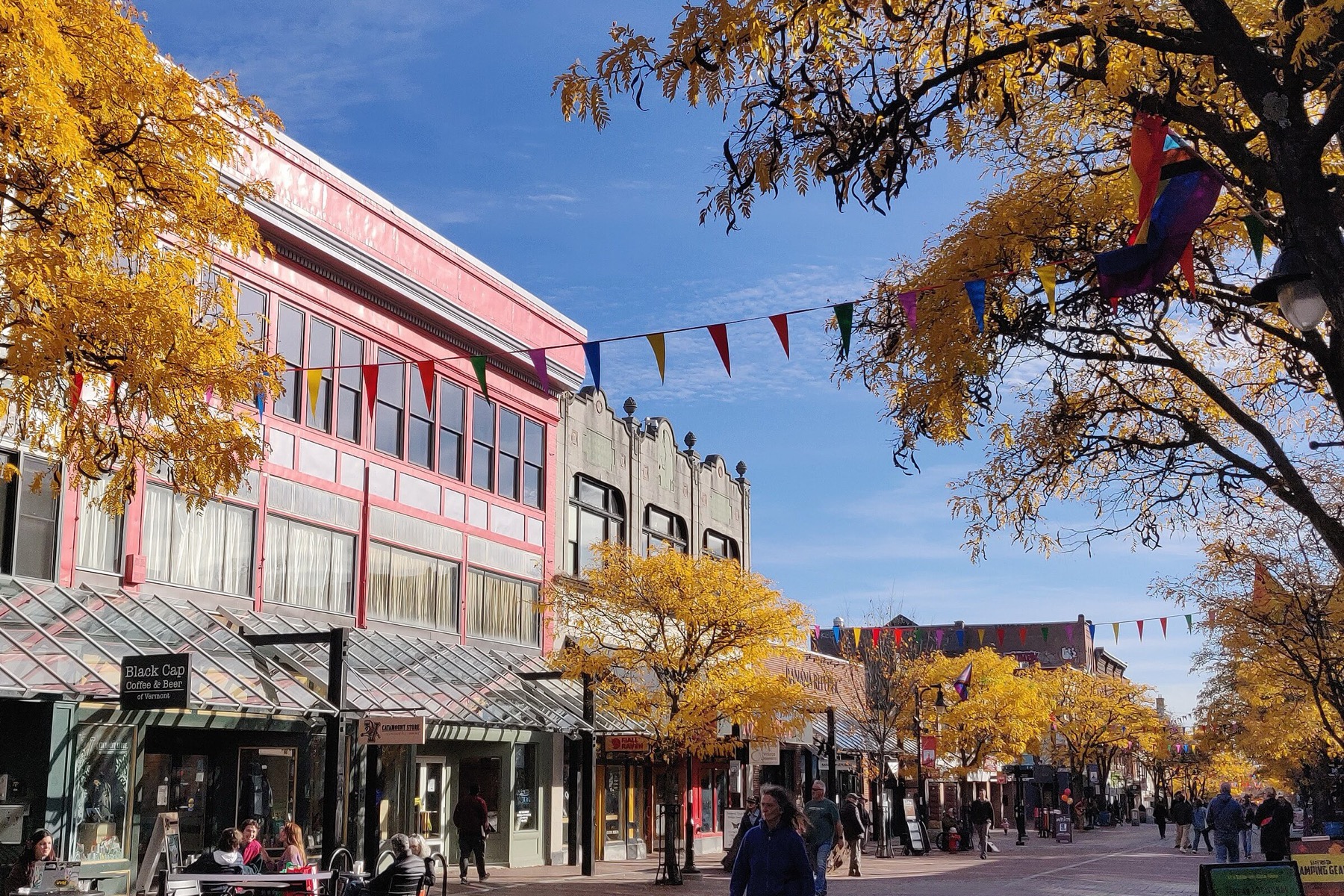 佛蒙特州Burlington的Church Street Marketplace秋季街景、金黄树叶与步行街实景