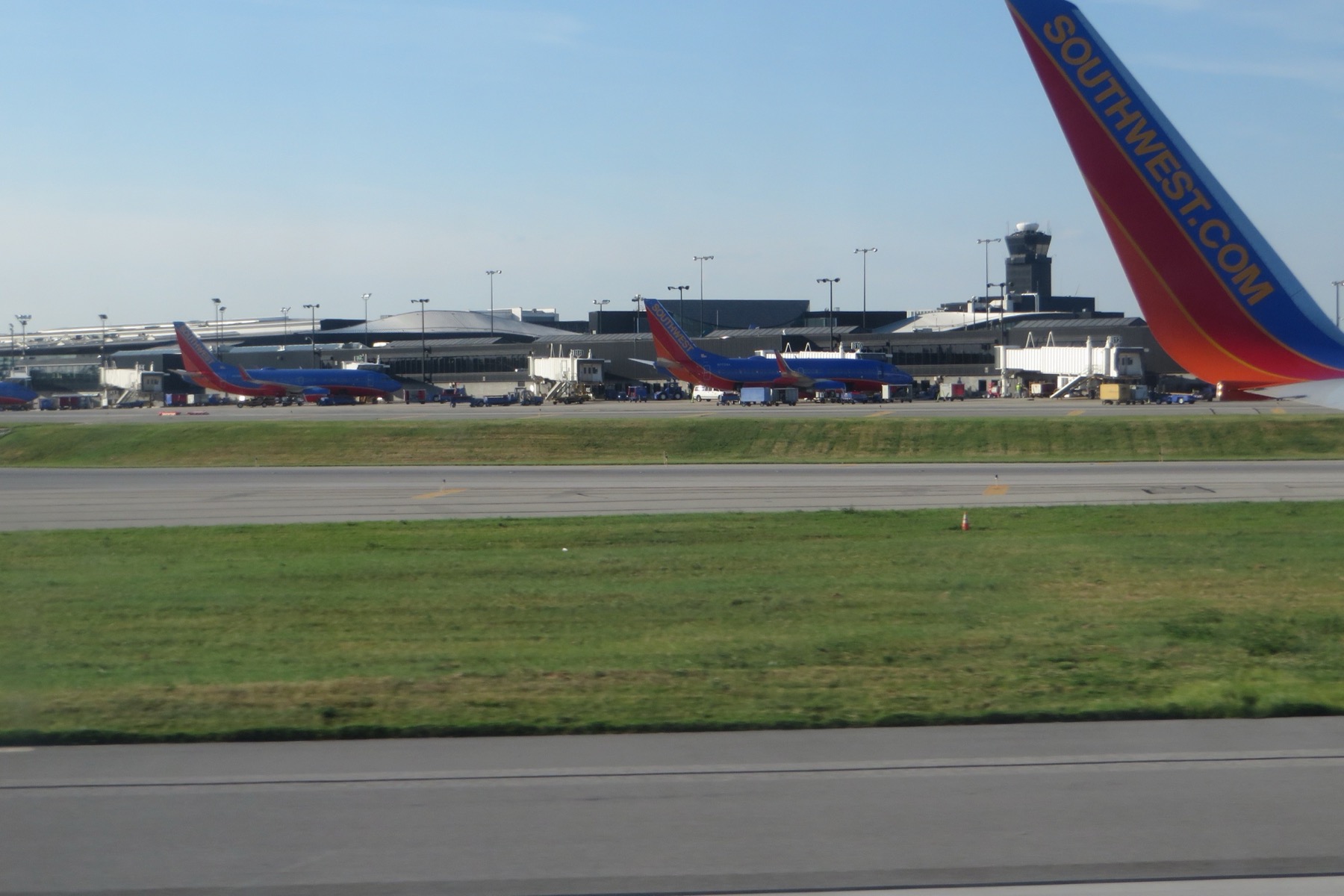 Baltimore/Washington International Thurgood Marshall Airport BWI航站楼、客机与塔台实景