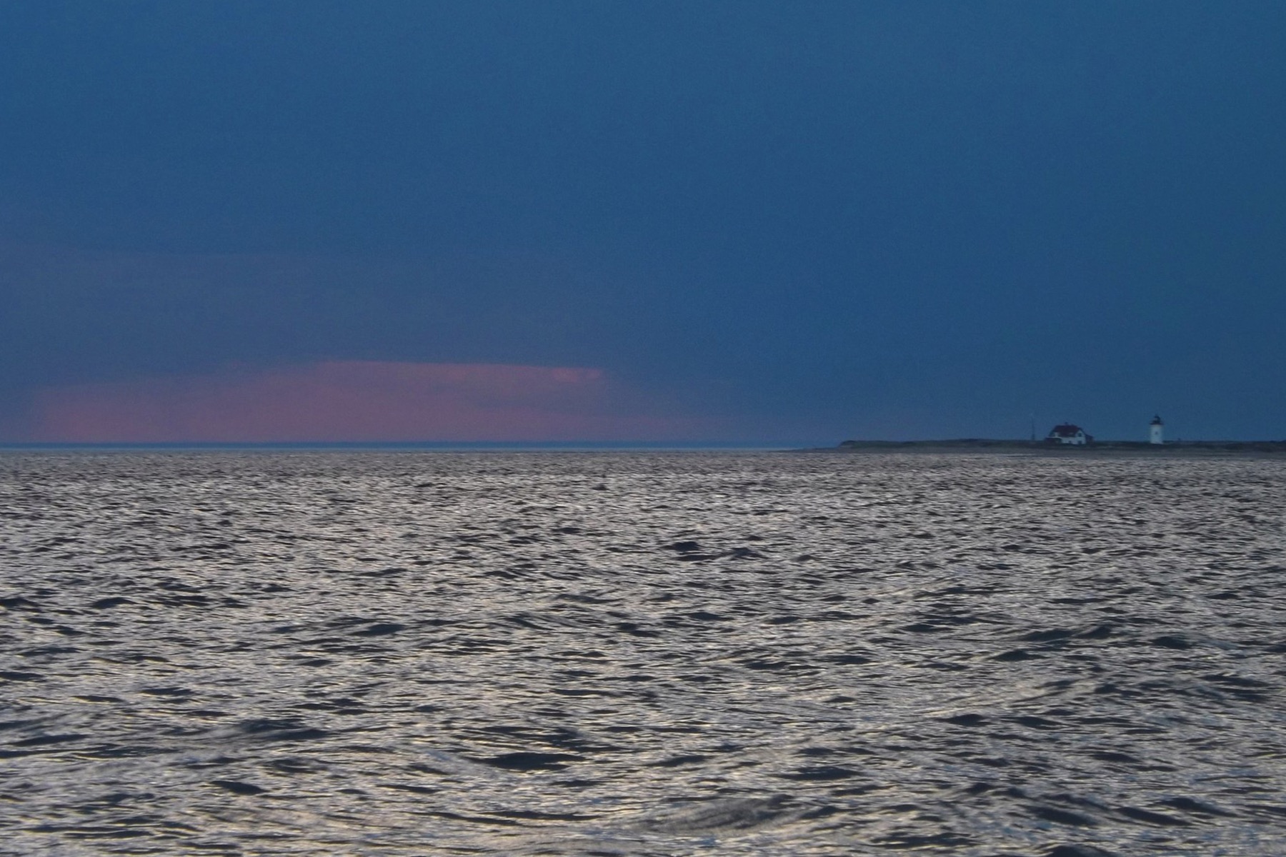 Cape Cod Provincetown的Herring Cove海面与远处Long Point灯塔实景