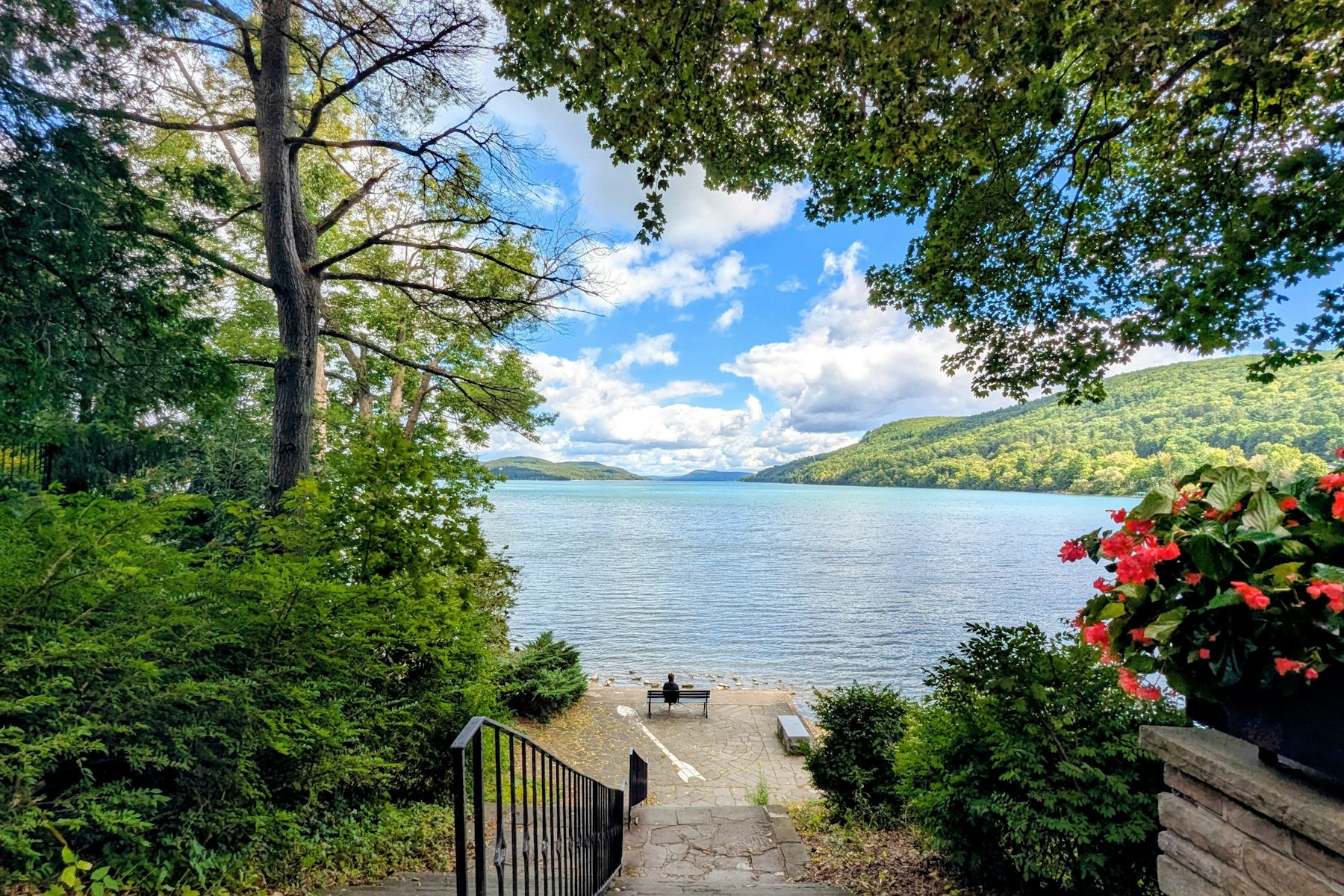 Cooperstown绿树与山谷环绕的Otsego Lake湖面和湖畔步道实景