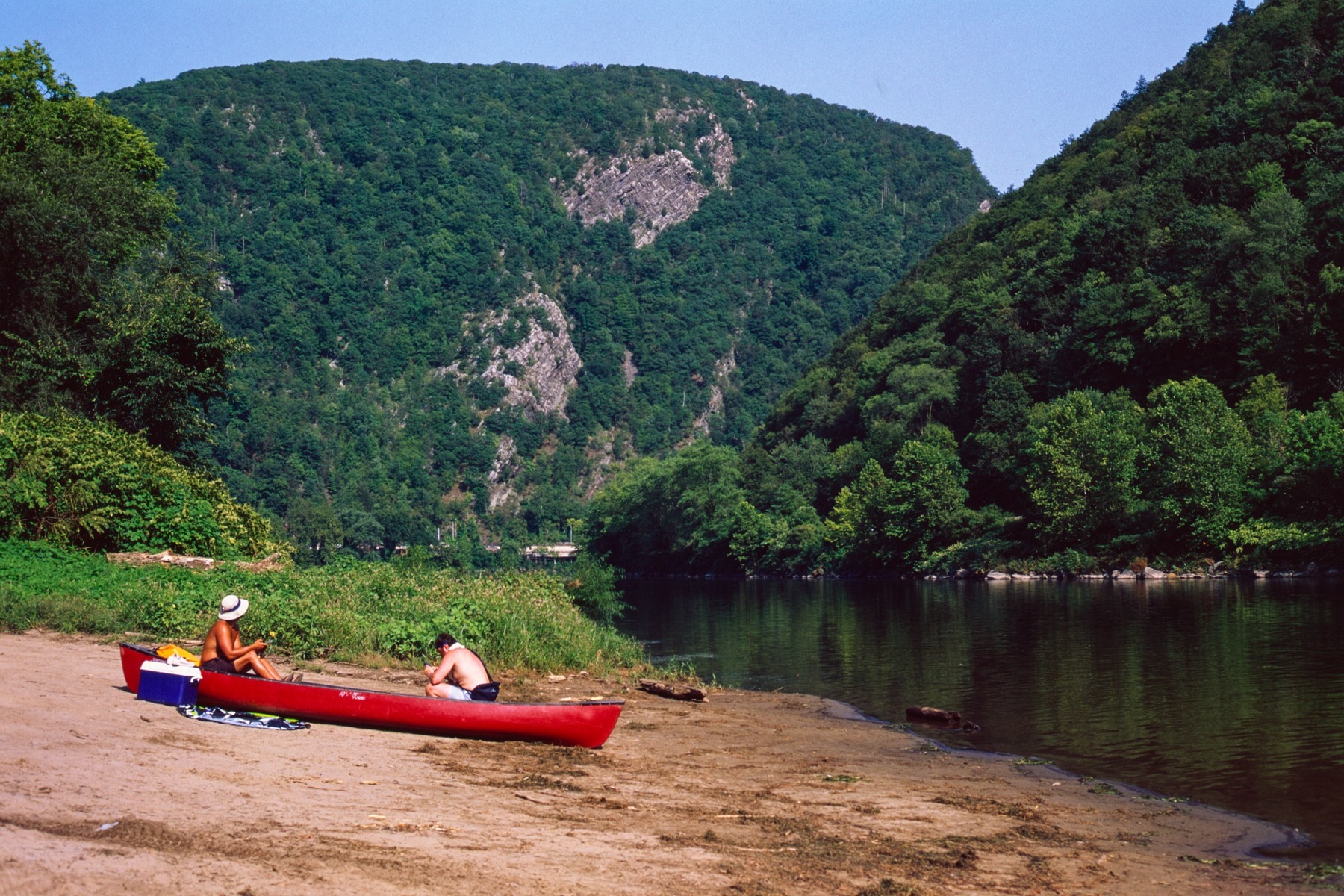Delaware Water Gap山谷、特拉华河与岸边独木舟实景