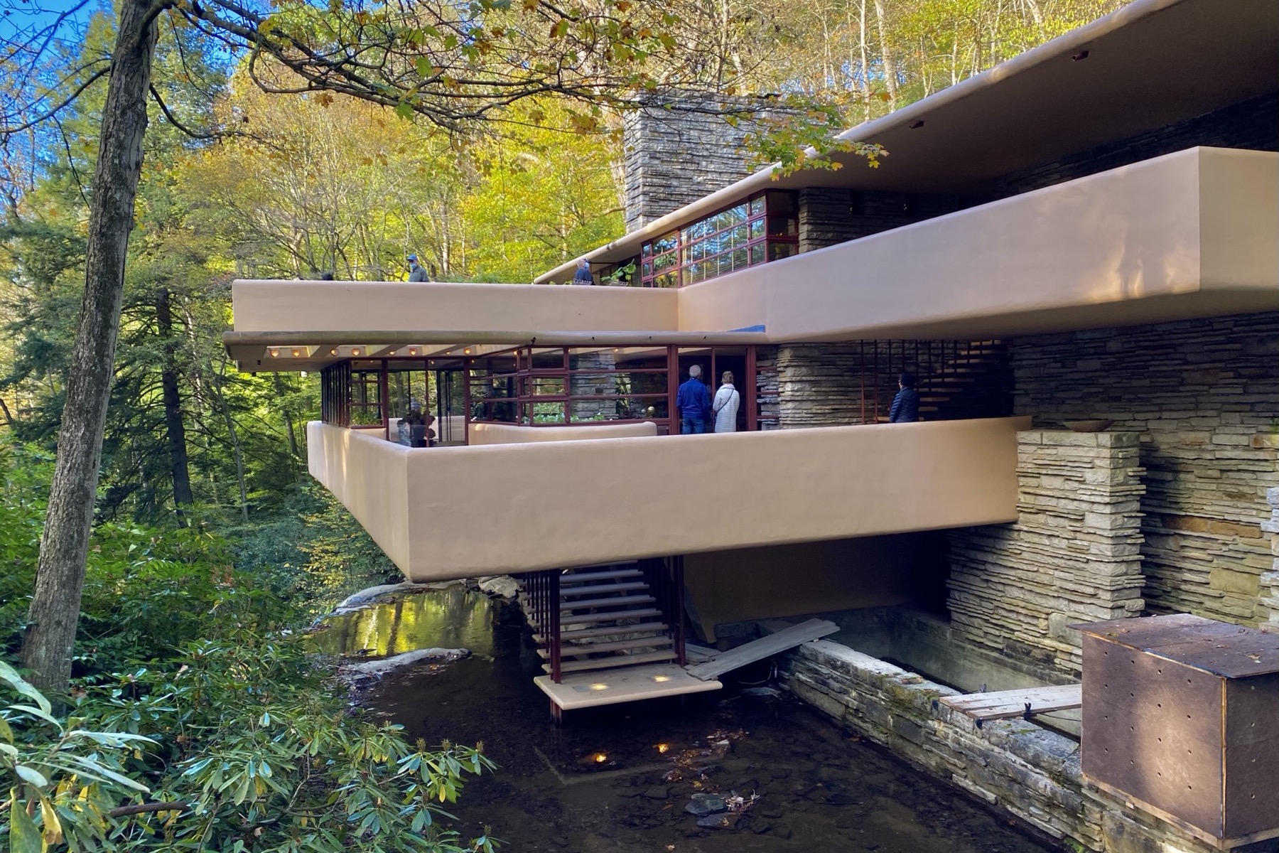 宾夕法尼亚州Mill Run秋季树林中的Fallingwater流水别墅外观实景