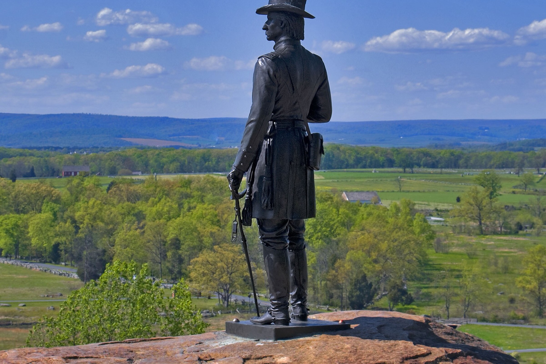 Gettysburg战场Little Round Top沃伦将军铜像与远处农田实景