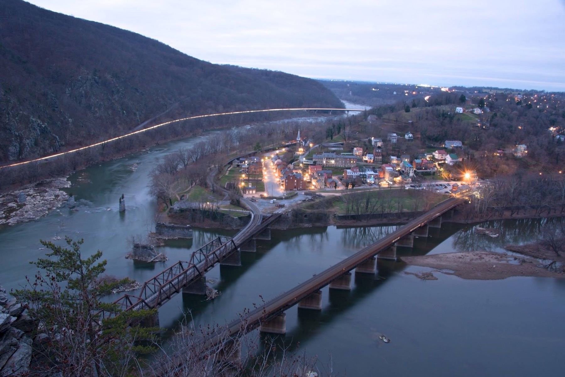 从Maryland Heights俯瞰Harpers Ferry历史镇、Potomac与Shenandoah河流交汇实景
