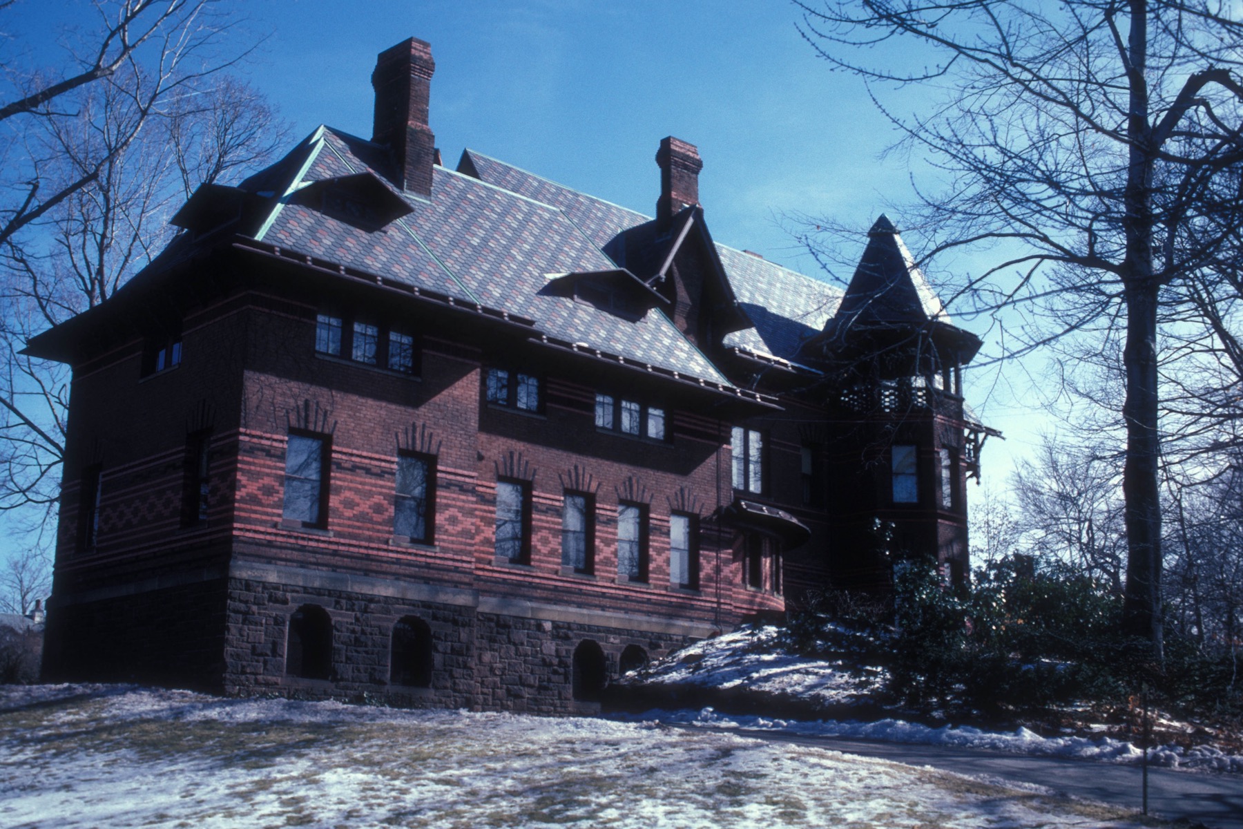 康涅狄格州Hartford的Mark Twain House红砖维多利亚式故居与绿树实景