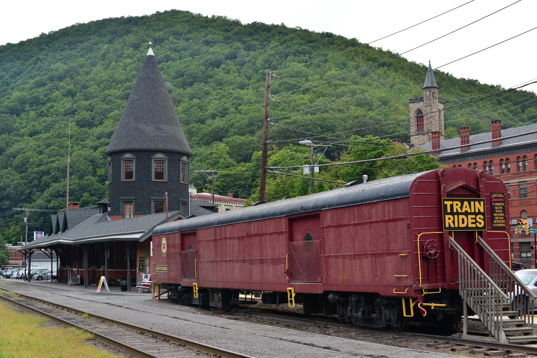 Jim Thorpe火车站、Lehigh Gorge Scenic Railway红色车厢与山谷小镇实景