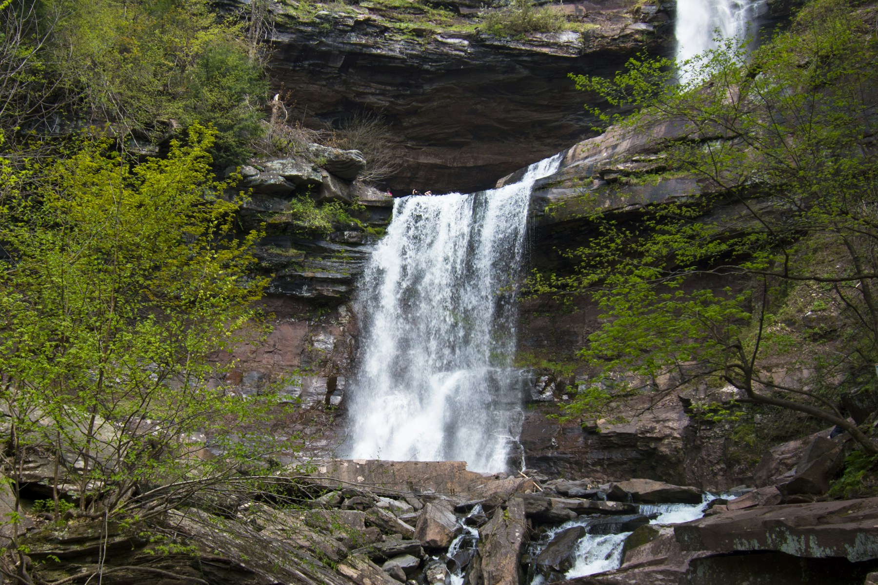 纽约州卡茨基尔森林中上下两层的Kaaterskill Falls瀑布实景