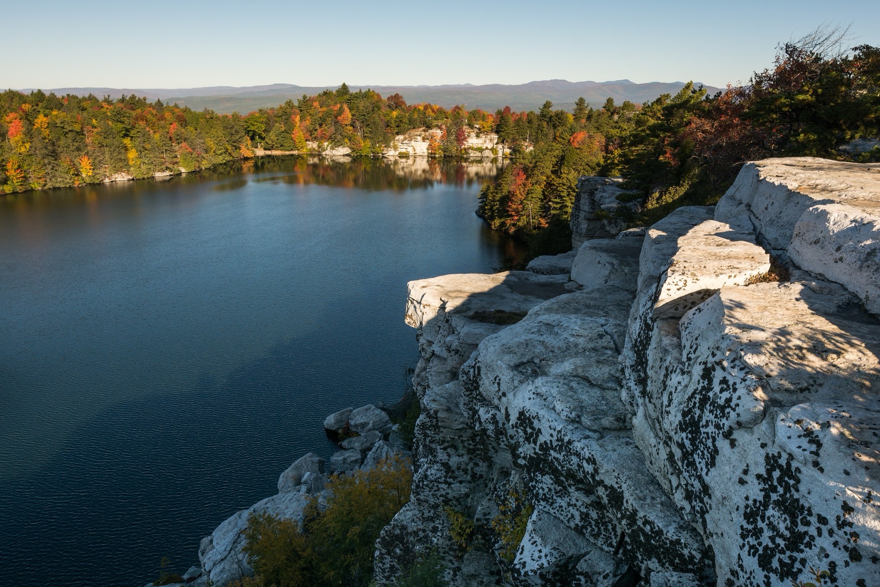 秋季Lake Minnewaska湖面、森林与白色岩壁实景