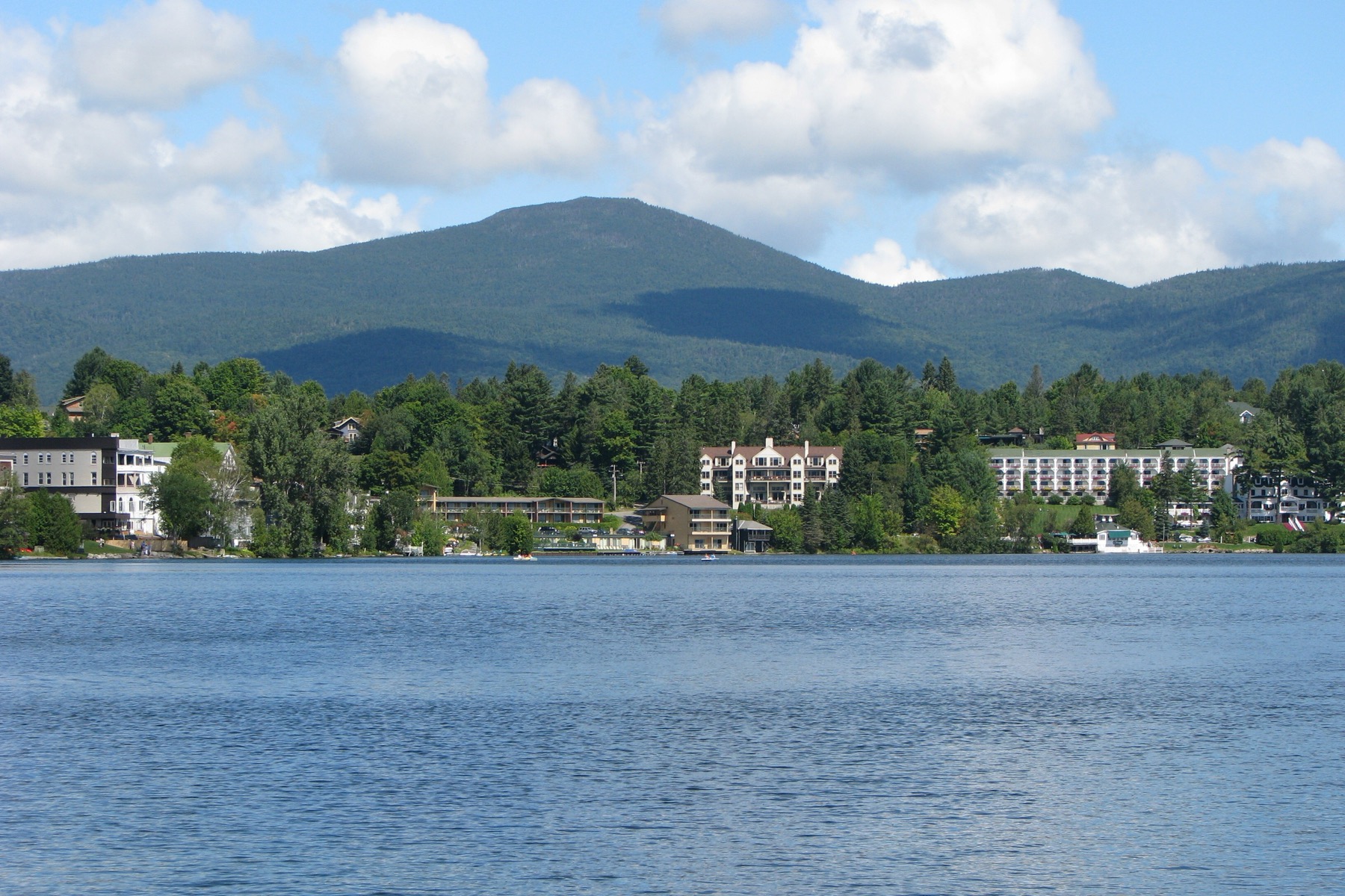 从Lake Placid公共海滩南岸眺望Mirror Lake、湖畔建筑与Adirondack山脉实景