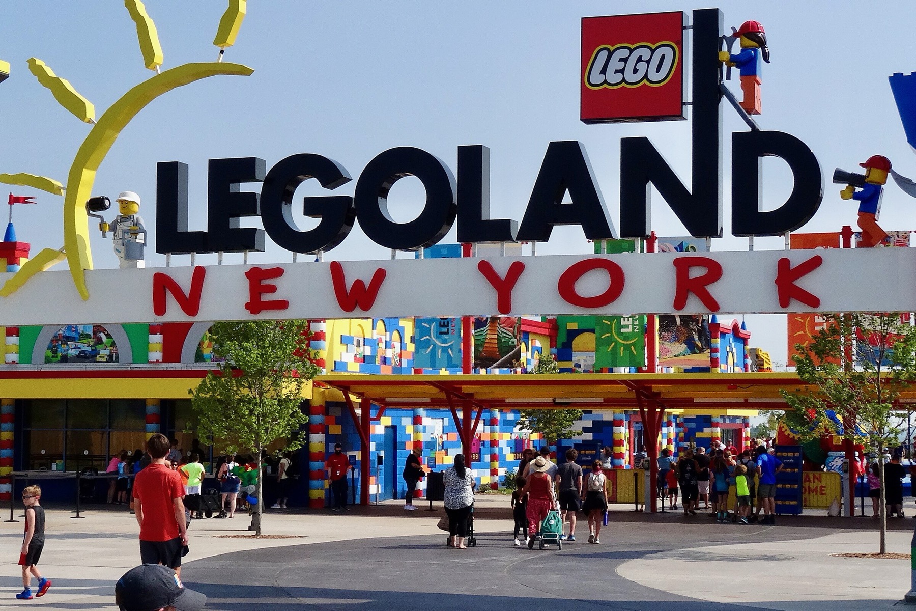 纽约州Goshen的LEGOLAND New York Resort彩色入口与到园家庭实景