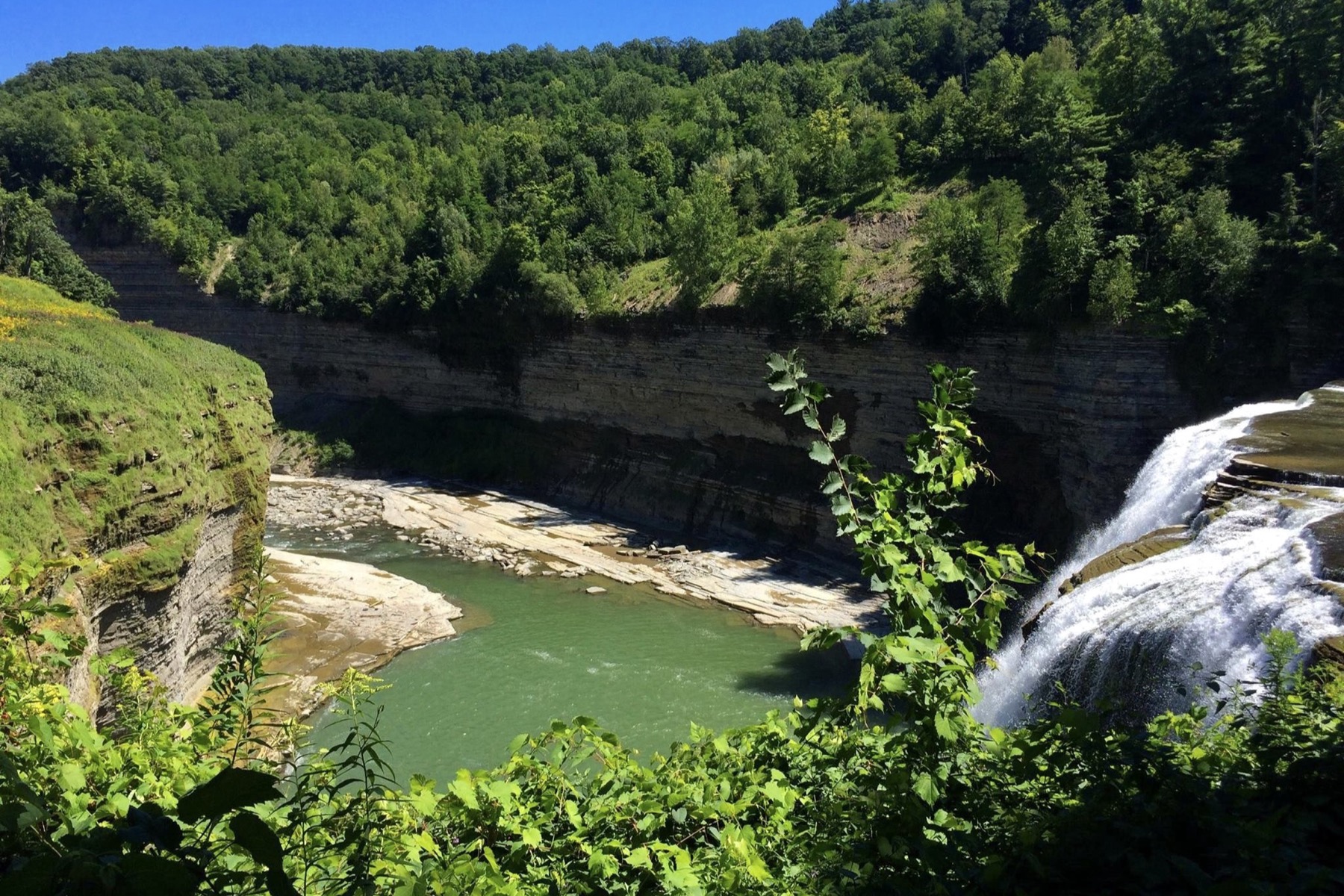 Letchworth State Park观景台俯瞰Middle Falls瀑布与Genesee River峡谷实景