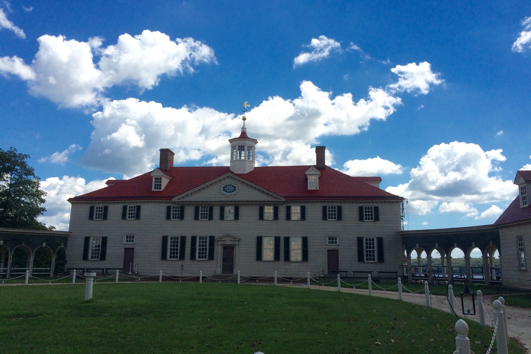 Virginia Mount Vernon庄园Mansion正面、草坪与蓝天实景