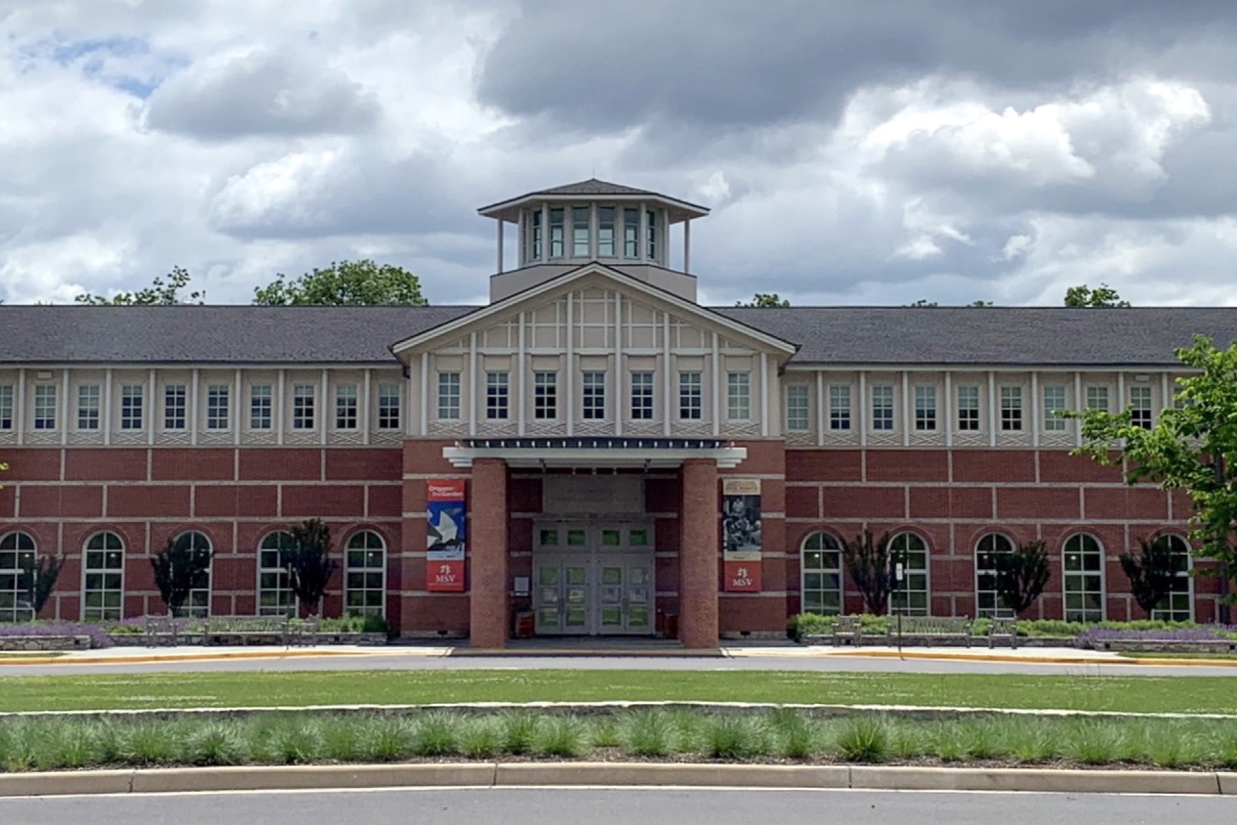 Virginia Winchester Museum of the Shenandoah Valley主展馆正面、草坪与云层实景