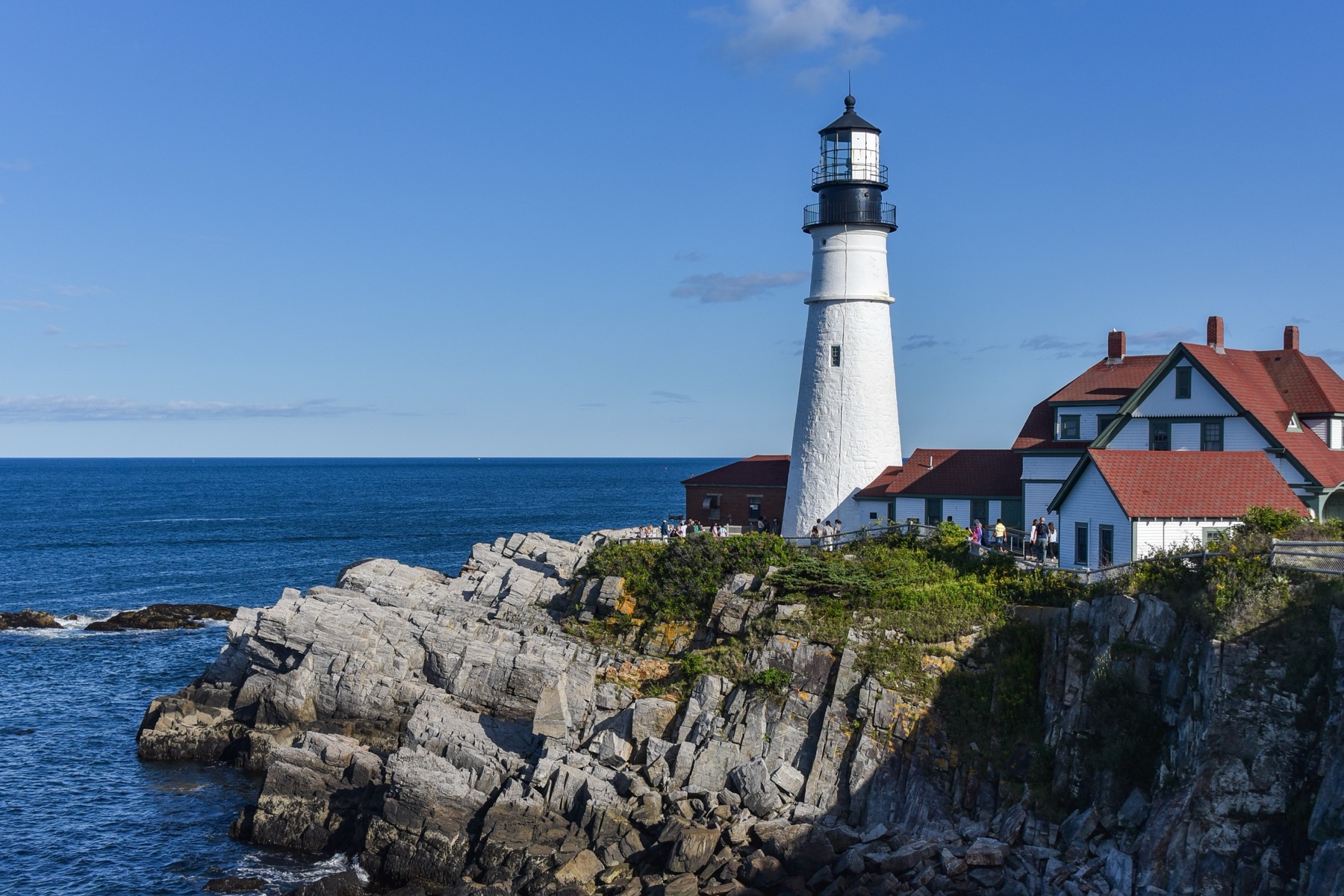 缅因州Cape Elizabeth海岸岩壁上的Portland Head Light灯塔实景
