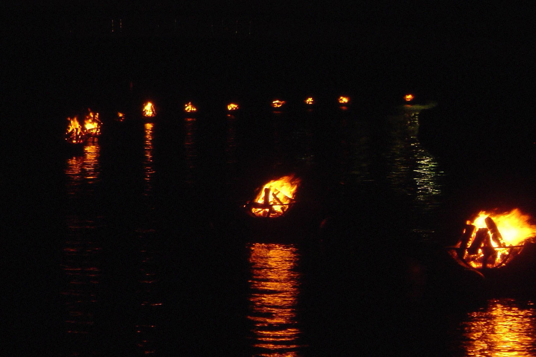 罗得岛州Providence夜间WaterFire河面火盆、观众与城市灯光实景