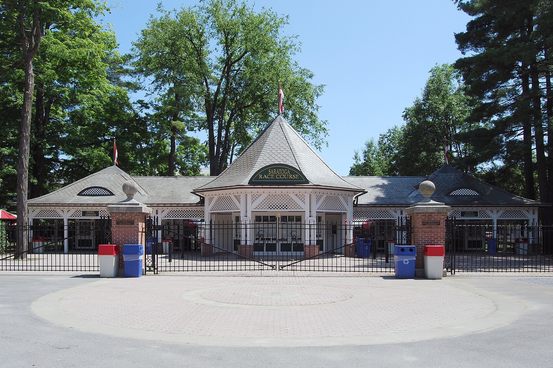绿树环绕的Saratoga Race Course白色尖顶正门与入口实景