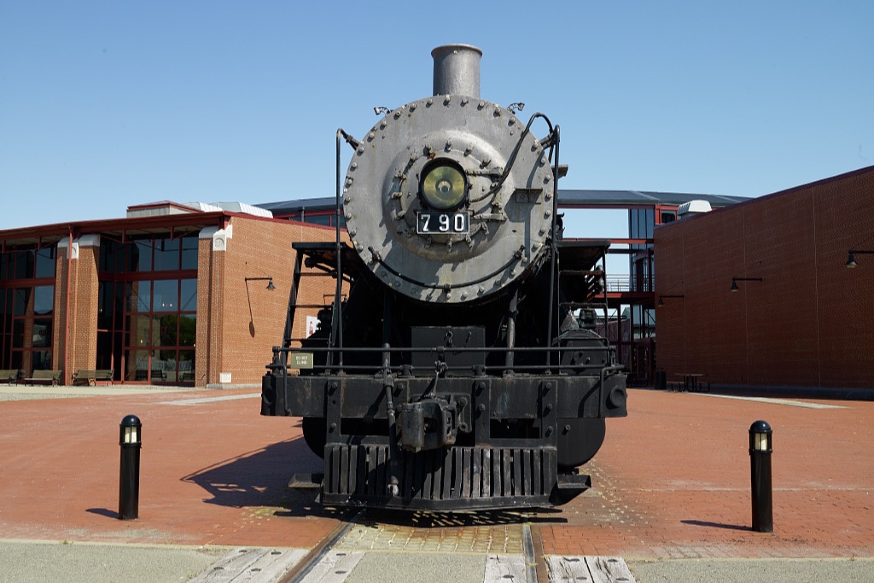 宾夕法尼亚州Scranton的Steamtown圆形机车库、转盘与蒸汽机车实景