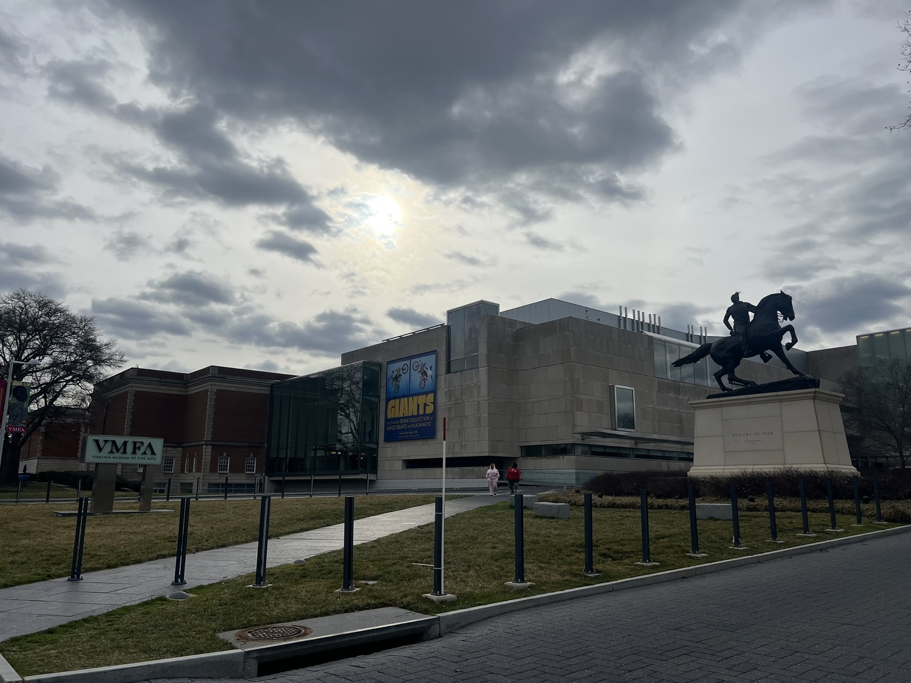 Virginia Richmond的Virginia Museum of Fine Arts外墙、草坪与骑马雕塑实景