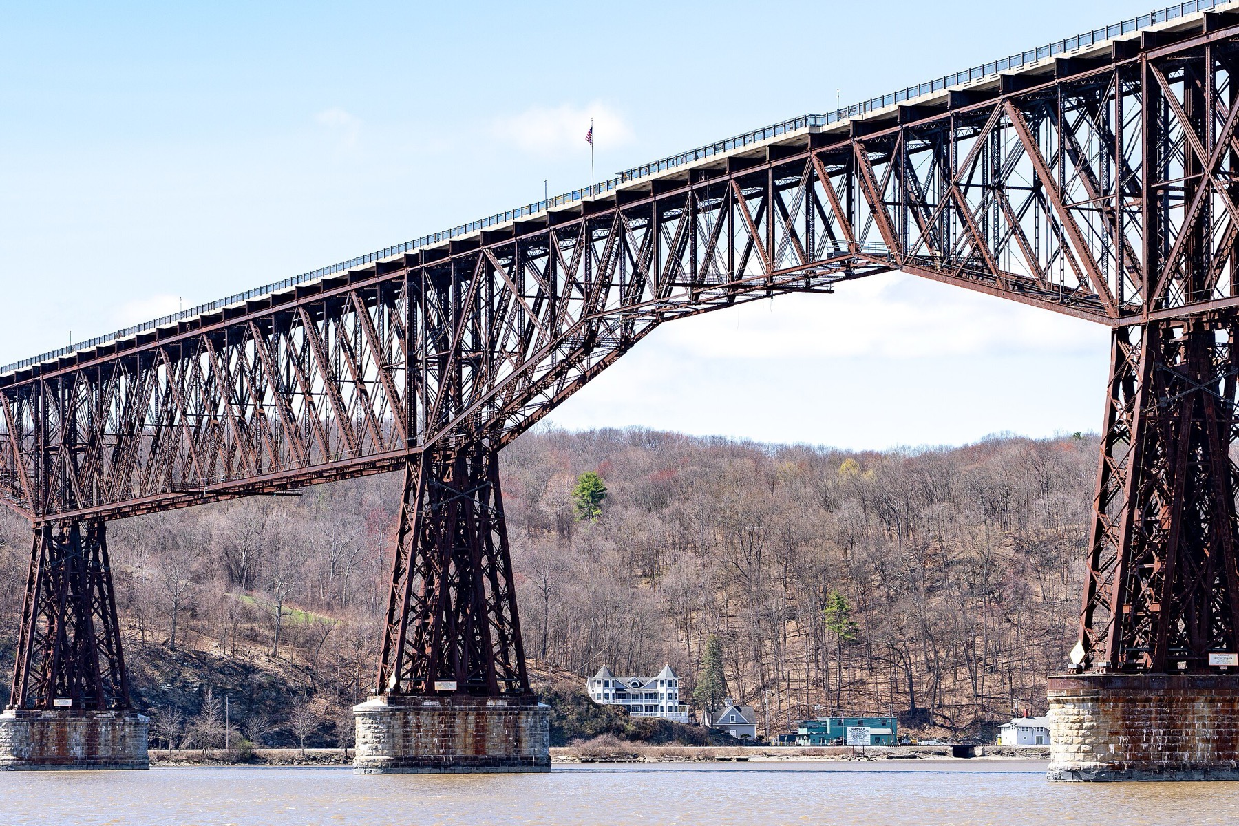 从Poughkeepsie望向Highland方向的Walkway Over the Hudson步行桥实景
