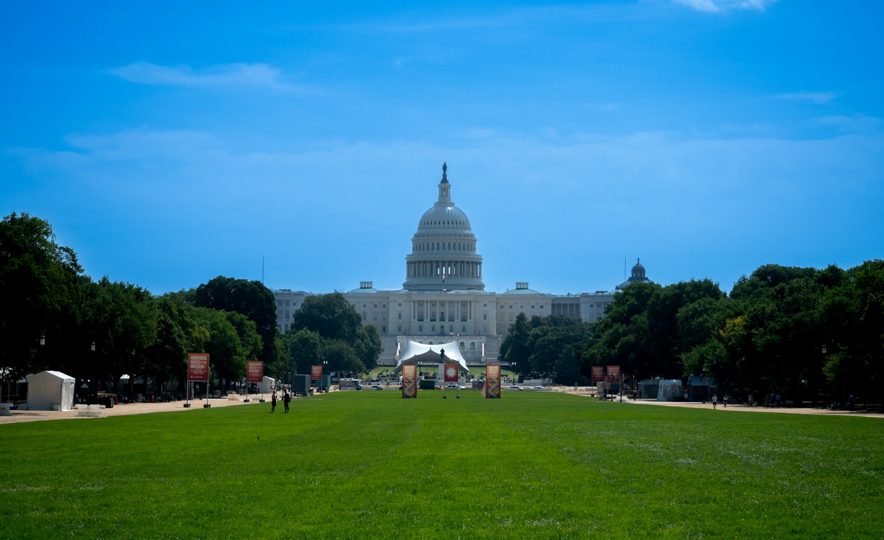 华盛顿特区国家广场远眺美国国会大厦实景