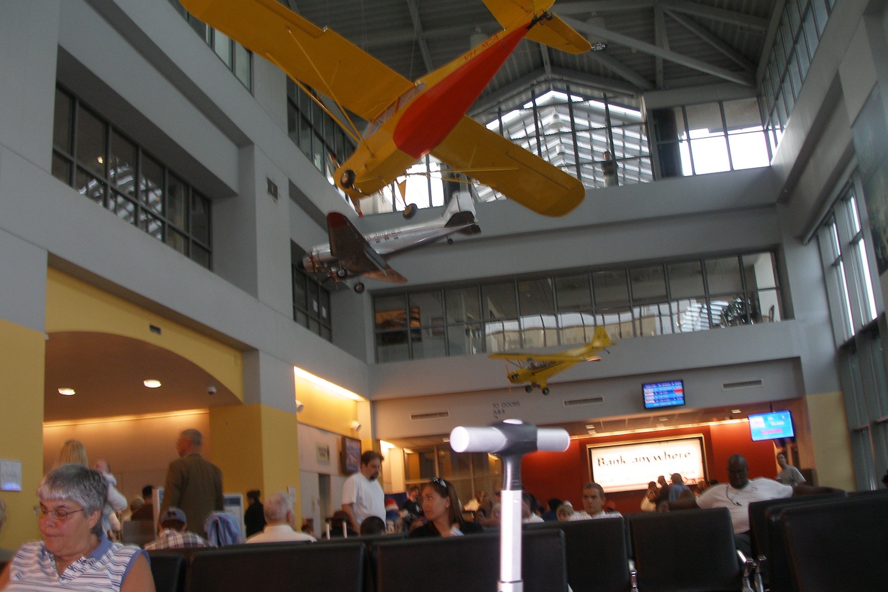 Westchester County Airport HPN主航站楼候机区与悬挂飞机实景历史照片