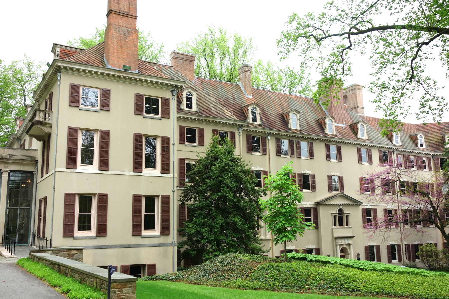 Delaware Winterthur Museum庄园主楼、红瓦屋顶与春季花园实景